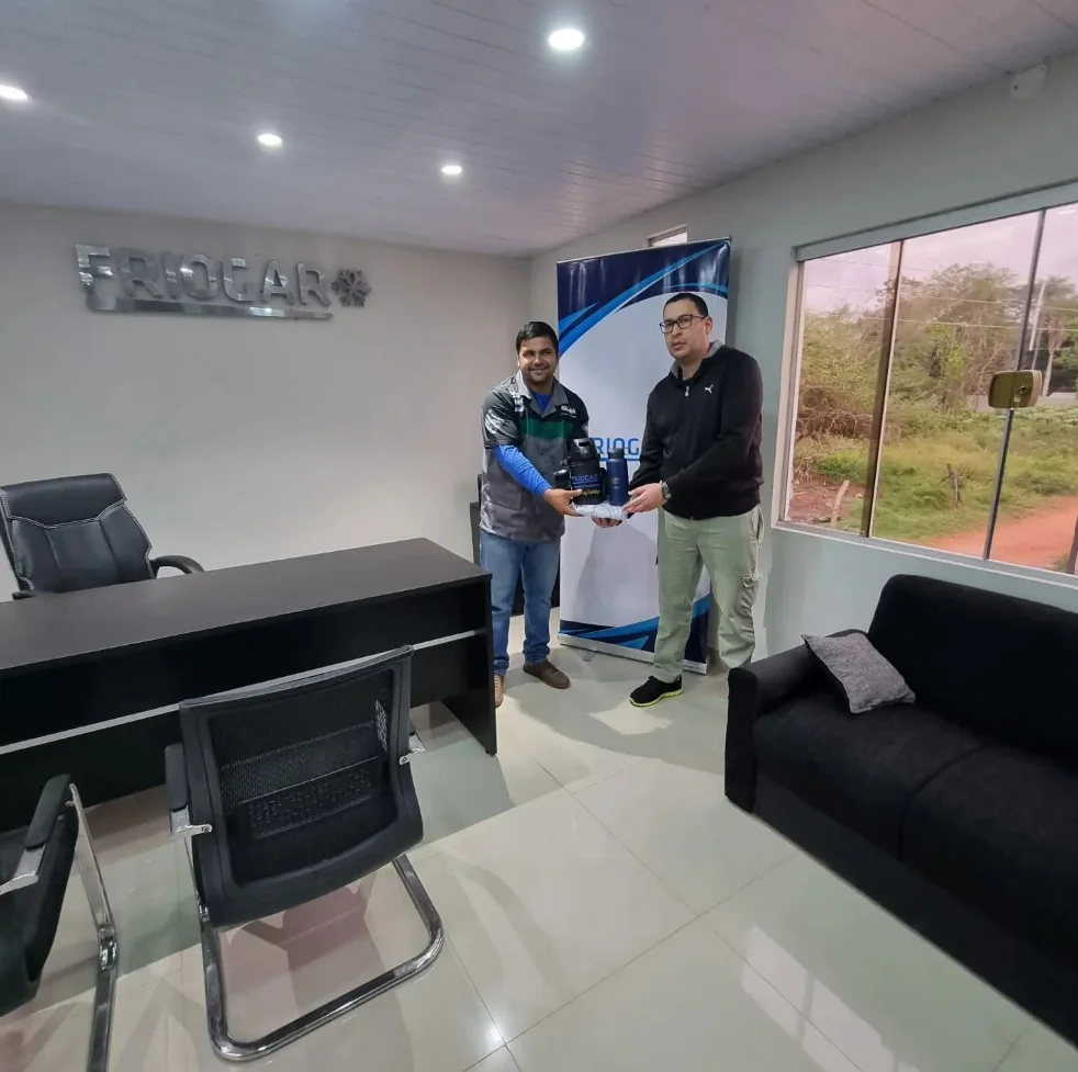Entrega de reconocimiento en la oficina de Friogar