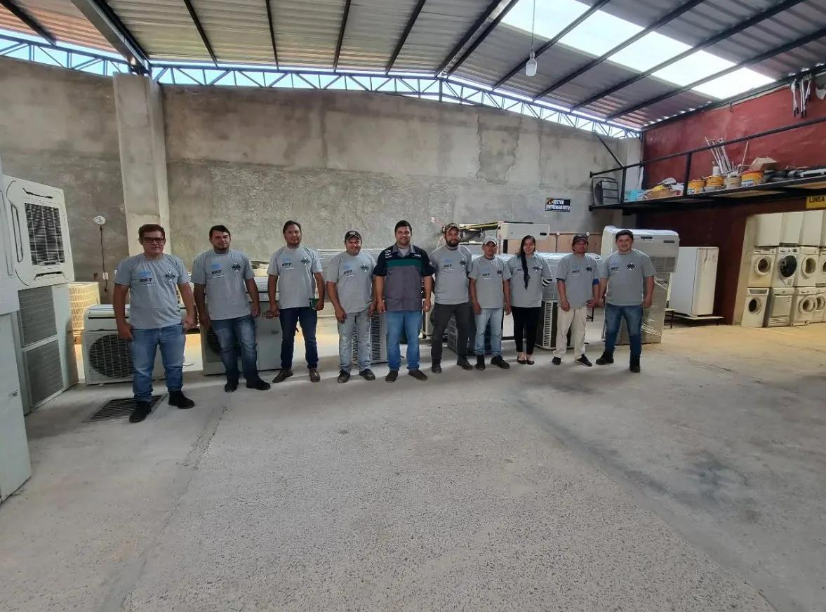 Equipo técnico de Friogar reunido en su base operativa