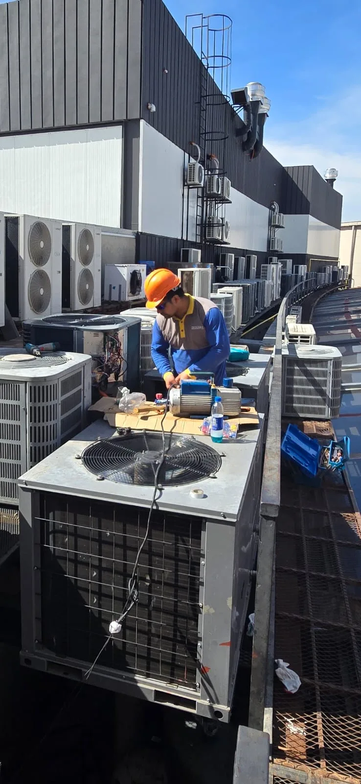 Técnico de Friogar realizando mantenimiento en equipos de aire acondicionado